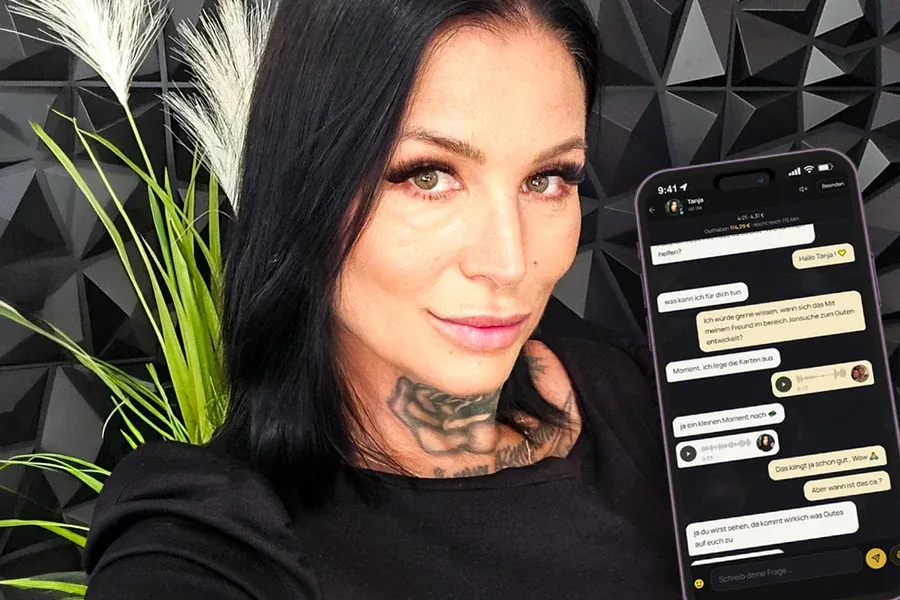Tanja Kasper mit dem Handy, daneben ein laufender Chat