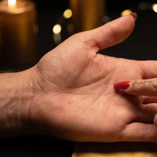 Eine geöffnete Handfläche beim Handlesen