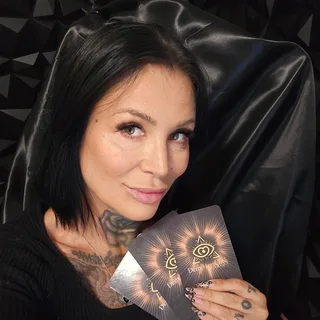 Tanja Kasper hält zwei Lenormandkarten in der Hand