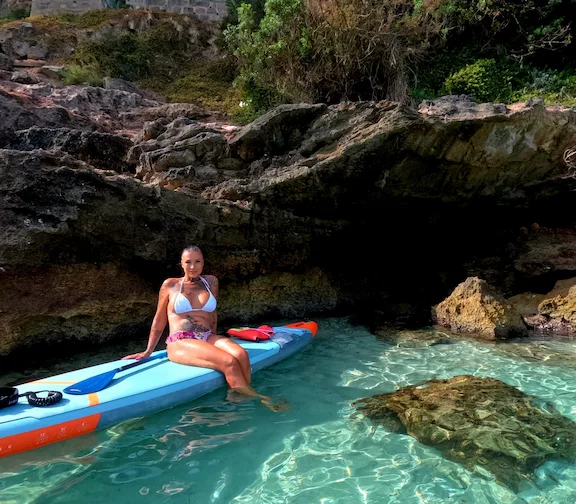 Tanja an der Küste von Mallorca, einer ihrer Kraftorte