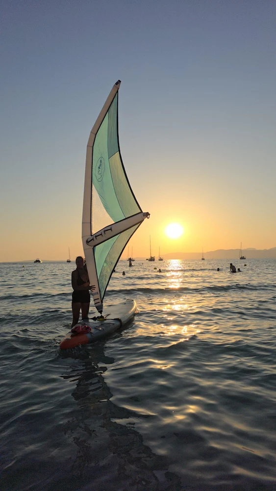 Tanja mit Surfbrett am Wasser auf Mallorca